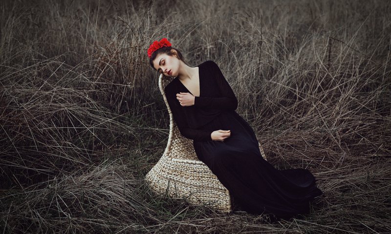 Обои цветы, трава, природа, платье, модель, волосы, кресло, mara saiz, flowers, grass, nature, dress, model, hair, chair разрешение 2048x1365 Загрузить