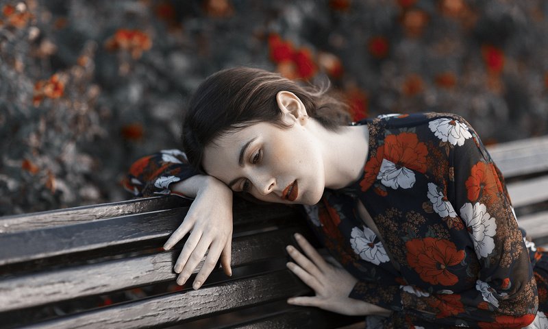 Обои девушка, грусть, волосы, скамейка, лицо, mara saiz, girl, sadness, hair, bench, face разрешение 2048x1365 Загрузить