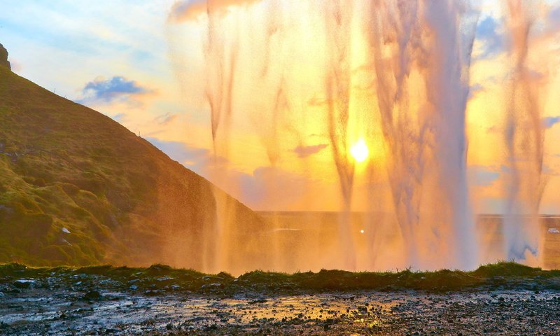 Обои небо, вода, солнце, закат солнца, водопад, брызги, пещера, the sky, water, the sun, sunset, waterfall, squirt, cave разрешение 3840x2341 Загрузить