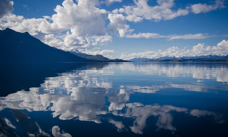 Обои небо, облака, озеро, горы, отражение, горизонт, the sky, clouds, lake, mountains, reflection, horizon разрешение 2746x1819 Загрузить