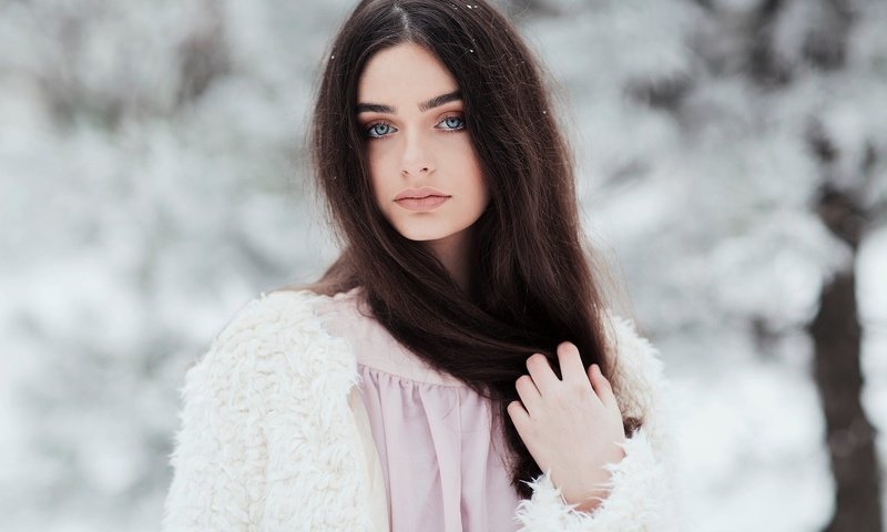 Обои зима, девушка, брюнетка, взгляд, волосы, лицо, шуба, winter, girl, brunette, look, hair, face, coat разрешение 2000x1333 Загрузить