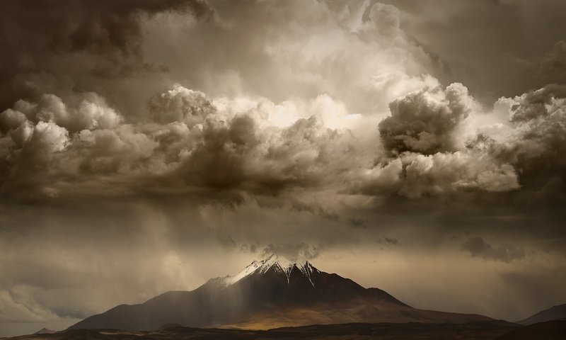 Обои небо, свет, природа, буря, пейзаж, гора, снежная вершина, the sky, light, nature, storm, landscape, mountain, snow peak разрешение 3000x2250 Загрузить