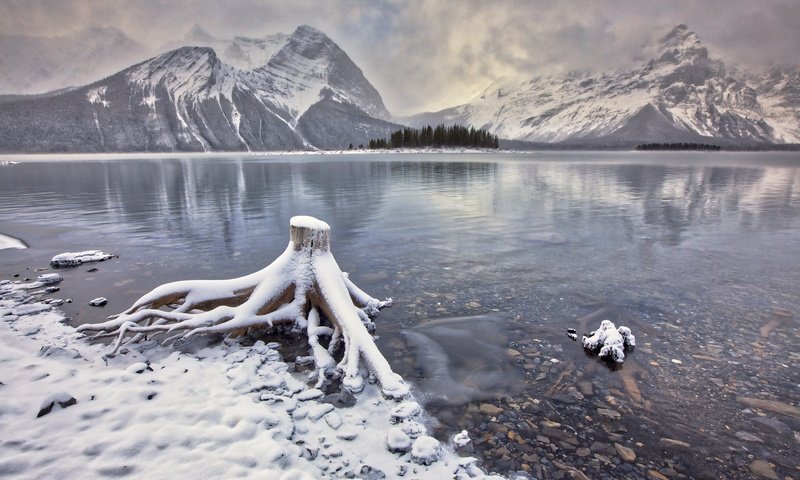 Обои озеро, горы, снег, канада, альберта, кананаскис, lake, mountains, snow, canada, albert, kananaskis разрешение 2048x1365 Загрузить