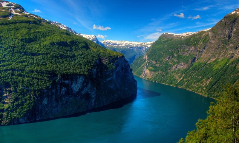 Обои горы, лес, норвегия, гейрангер-фьорд, фьорд, mountains, forest, norway, ålesund, the fjord разрешение 2880x1800 Загрузить