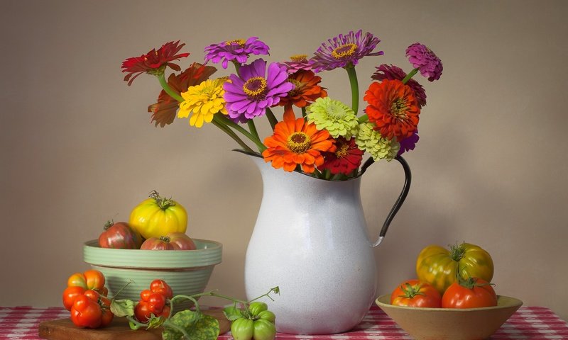 Обои цветы, букет, овощи, кувшин, помидоры, натюрморт, цинния, flowers, bouquet, vegetables, pitcher, tomatoes, still life, zinnia разрешение 2000x1265 Загрузить