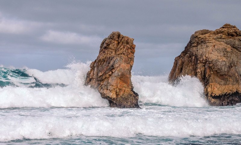 Обои небо, камень, вода, мыс, природа, берег, море, скала, волна, океан, the sky, stone, water, cape, nature, shore, sea, rock, wave, the ocean разрешение 2880x1440 Загрузить