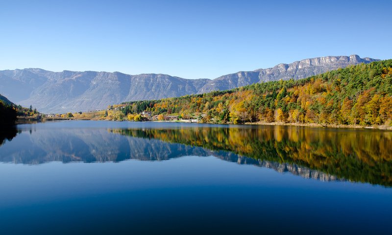 Обои небо, деревья, озеро, горы, лес, отражение, the sky, trees, lake, mountains, forest, reflection разрешение 3840x2400 Загрузить