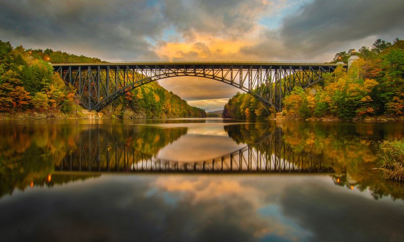 Обои небо, облака, деревья, река, природа, отражение, мост, осень, the sky, clouds, trees, river, nature, reflection, bridge, autumn разрешение 1920x1200 Загрузить