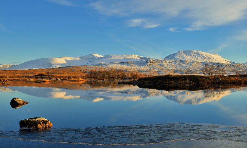 Обои небо, облака, озеро, горы, снег, камни, отражение, the sky, clouds, lake, mountains, snow, stones, reflection разрешение 3840x2400 Загрузить