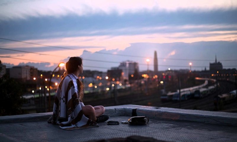 Обои девушка, настроение, город, одиночество, модель, крыша, girl, mood, the city, loneliness, model, roof разрешение 1920x1080 Загрузить