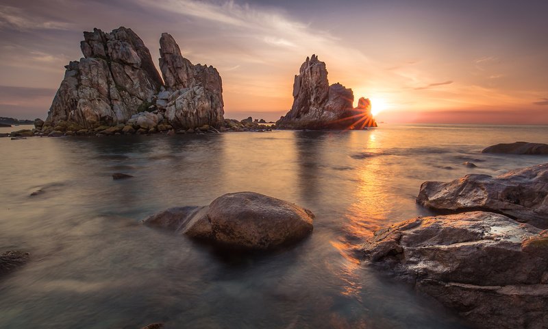 Обои скалы, пейзаж, море, рассвет, побережье, nicolas fily, rocks, landscape, sea, dawn, coast разрешение 2560x1440 Загрузить