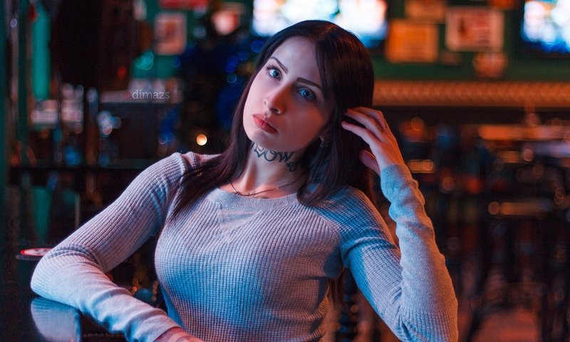 Обои девушка, портрет, взгляд, бар, волосы, лицо, татуировка, girl, portrait, look, bar, hair, face, tattoo разрешение 2048x1365 Загрузить