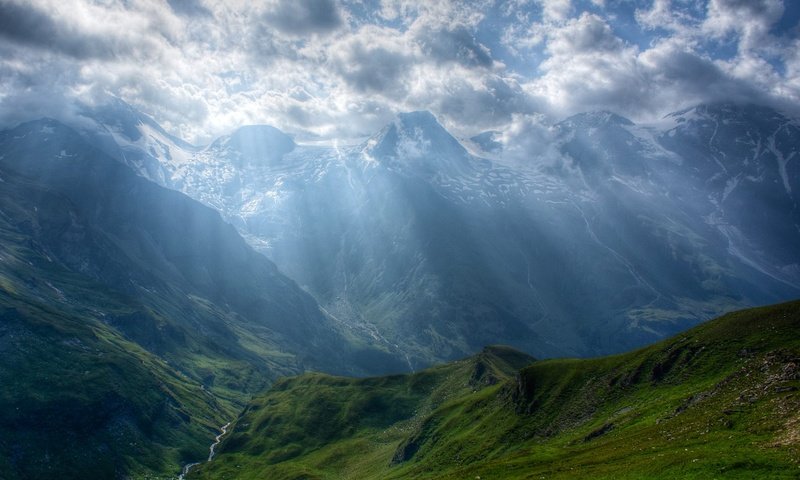 Обои небо, трава, облака, горы, холмы, долина, the sky, grass, clouds, mountains, hills, valley разрешение 2000x1125 Загрузить