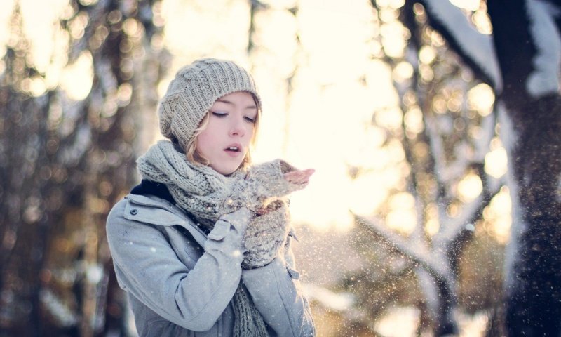 Обои деревья, снег, зима, девушка, шапка, пальто, шарф, митенки, trees, snow, winter, girl, hat, coat, scarf, mitts разрешение 2880x1800 Загрузить