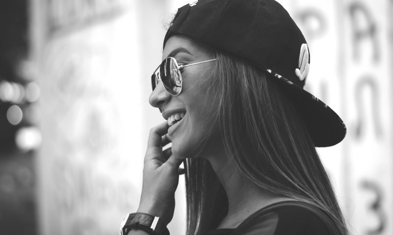 Обои девушка, улыбка, очки, чёрно-белое, зубы, бейсболка, girl, smile, glasses, black and white, teeth, baseball cap разрешение 2048x1365 Загрузить