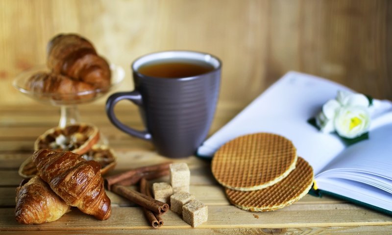 Обои корица, чай, книга, сахар, выпечка, вафли, круассаны, cinnamon, tea, book, sugar, cakes, waffles, croissants разрешение 3000x2000 Загрузить