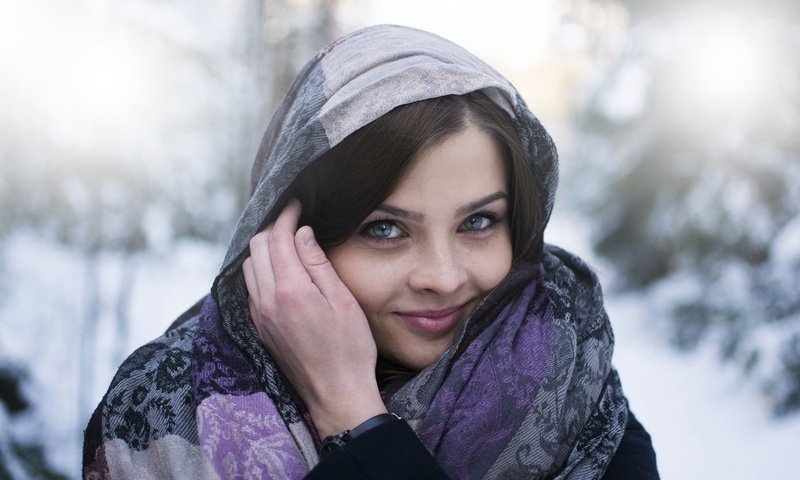 Обои снег, зима, девушка, улыбка, брюнетка, платок, snow, winter, girl, smile, brunette, shawl разрешение 2048x1365 Загрузить