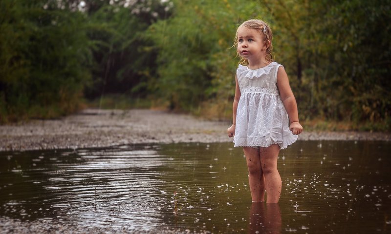 Обои малышка, вода, природа, платье, дети, девочка, дождь, ребенок, лужа, baby, water, nature, dress, children, girl, rain, child, puddle разрешение 2560x1600 Загрузить