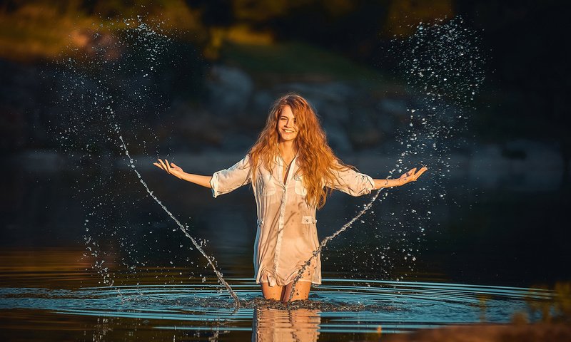 Обои вода, девушка, фон, улыбка, взгляд, брызги, рыжеволосая, water, girl, background, smile, look, squirt, redhead разрешение 1920x1200 Загрузить