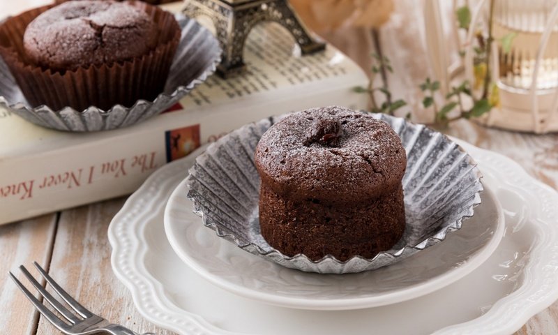 Обои кекс, шоколадный, маффин, деревянная поверхность, cupcake, chocolate, muffin, wooden surface разрешение 1920x1080 Загрузить