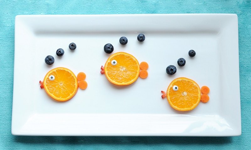 Обои еда, фрукты, рыбки, ягоды, апельсин, тарелка, голубика, food, fruit, fish, berries, orange, plate, blueberries разрешение 2048x1153 Загрузить