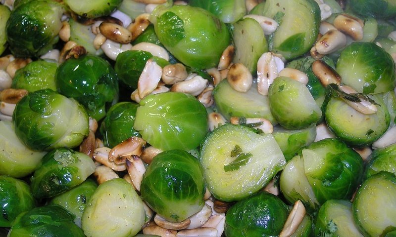 Обои орехи, овощи, арахис, капуста, брюссельская капуста, nuts, vegetables, peanuts, cabbage, brussels sprouts разрешение 2592x1944 Загрузить