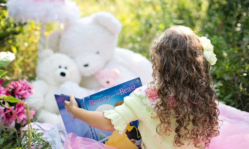 Обои природа, лето, мишки, девочка, кудри, игрушки, ребенок, книга, nature, summer, bears, girl, curls, toys, child, book разрешение 5760x3840 Загрузить