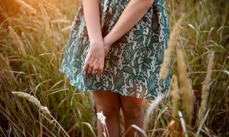 Обои трава, девушка, платье, ноги, колоски, кольцо, руки, grass, girl, dress, feet, spikelets, ring, hands разрешение 4608x3072 Загрузить