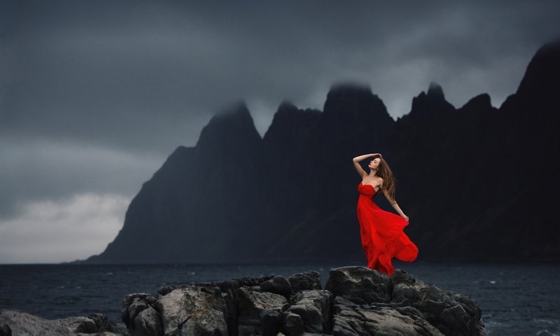 Обои скалы, красное платье, камни, берег, девушка, море, залив, модель, волосы, rocks, red dress, stones, shore, girl, sea, bay, model, hair разрешение 2048x1463 Загрузить