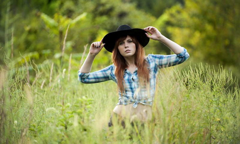 Обои трава, девушка, взгляд, лицо, шляпа, рубашка, рыжеволосая, grass, girl, look, face, hat, shirt, redhead разрешение 6144x4088 Загрузить