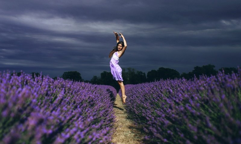 Обои цветы, девушка, настроение, поле, лаванда, прыжок, танец, flowers, girl, mood, field, lavender, jump, dance разрешение 1920x1201 Загрузить