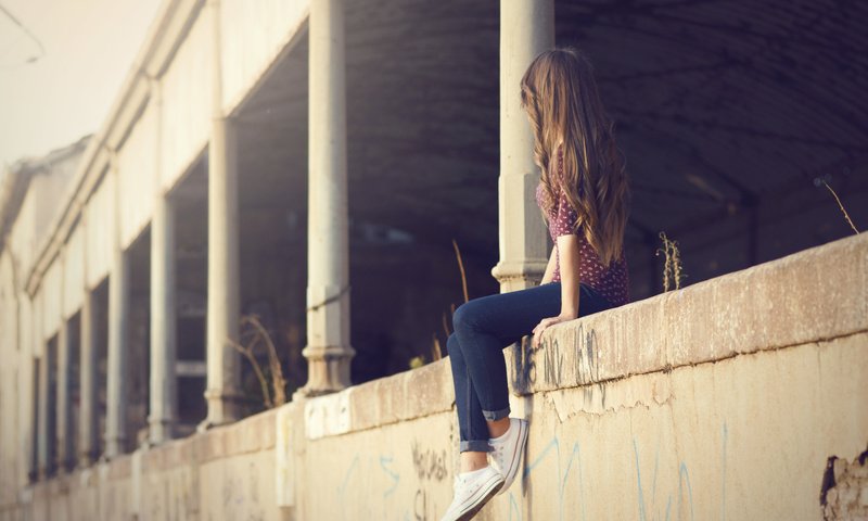 Обои девушка, поза, кеды, сидит, волосы, здание, girl, pose, sneakers, sitting, hair, the building разрешение 6000x4000 Загрузить