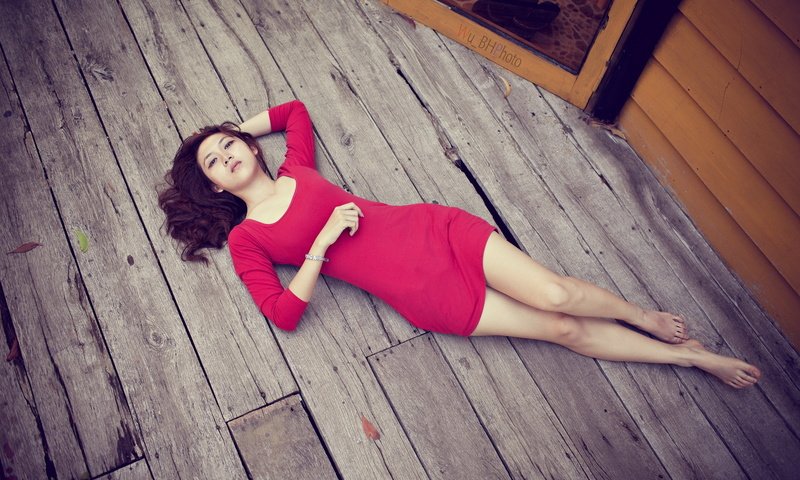 Обои девушка, модель, ноги, азиатка, красное платье, на полу, girl, model, feet, asian, red dress, on the floor разрешение 1920x1200 Загрузить