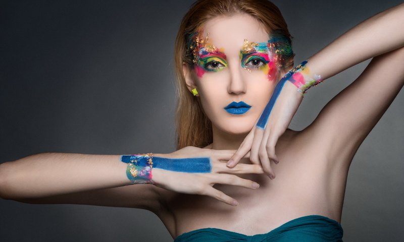 Обои стиль, девушка, портрет, краски, взгляд, руки, макияж, style, girl, portrait, paint, look, hands, makeup разрешение 2560x1644 Загрузить