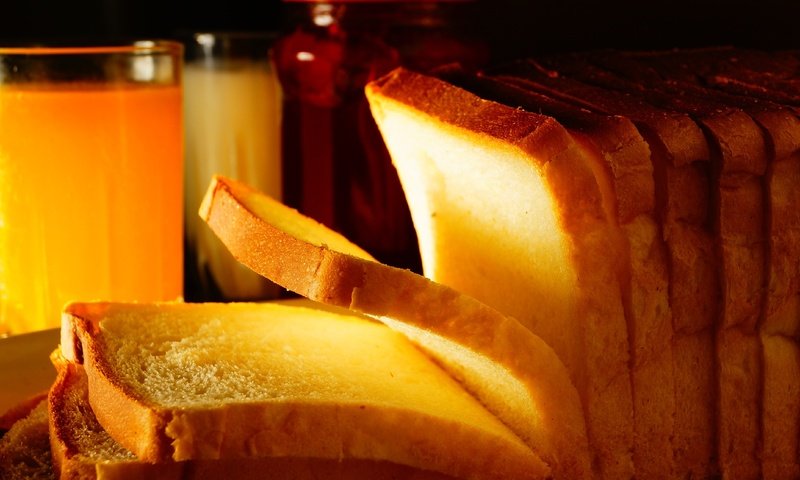 Обои хлеб, стакан, кусочки, выпечка, сок, тосты, нарезка, bread, glass, pieces, cakes, juice, toast, cutting разрешение 4289x2658 Загрузить