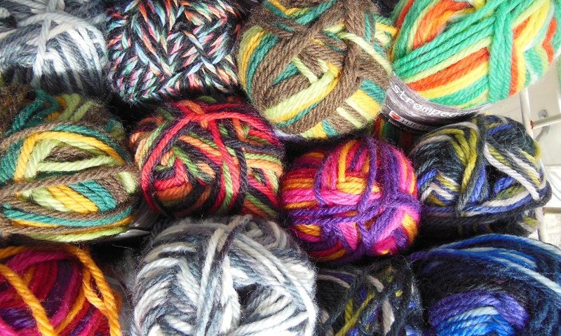 Обои разноцветные, нитки, вязание, пряжа, рукоделие, мотки, colorful, thread, knitting, yarn, needlework, hanks разрешение 4608x3456 Загрузить