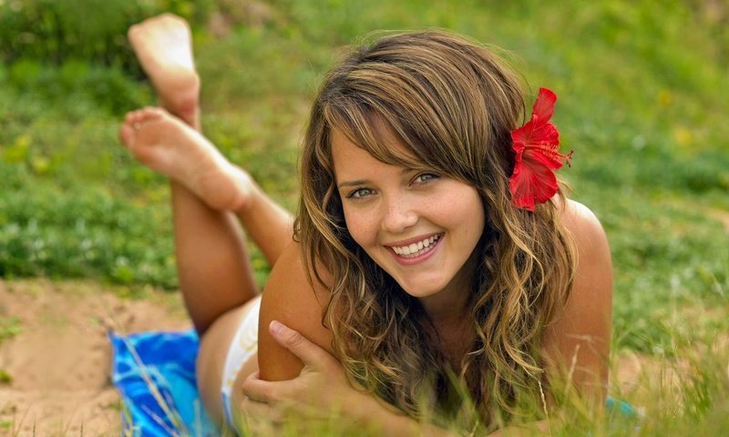 Обои девушка, фон, взгляд, волосы, актриса, фигура, красотка, rebecca breeds, girl, background, look, hair, actress, figure, beauty разрешение 1920x1200 Загрузить