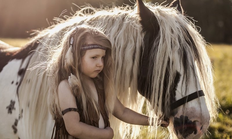 Обои фон, взгляд, девочка, волосы, пони, грива, лошадка, background, look, girl, hair, pony, mane, horse разрешение 2560x1707 Загрузить