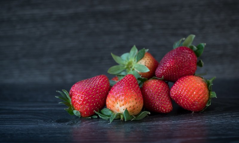 Обои фон, клубника, ягоды, деревянная поверхность, background, strawberry, berries, wooden surface разрешение 6016x3384 Загрузить