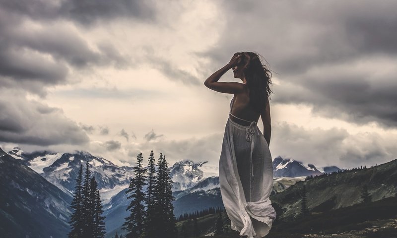 Обои горы, тучи, девушка, ветер, still standing, mountains, clouds, girl, the wind разрешение 2048x1365 Загрузить