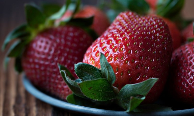 Обои макро, фон, клубника, ягоды, тарелка, macro, background, strawberry, berries, plate разрешение 3771x2122 Загрузить