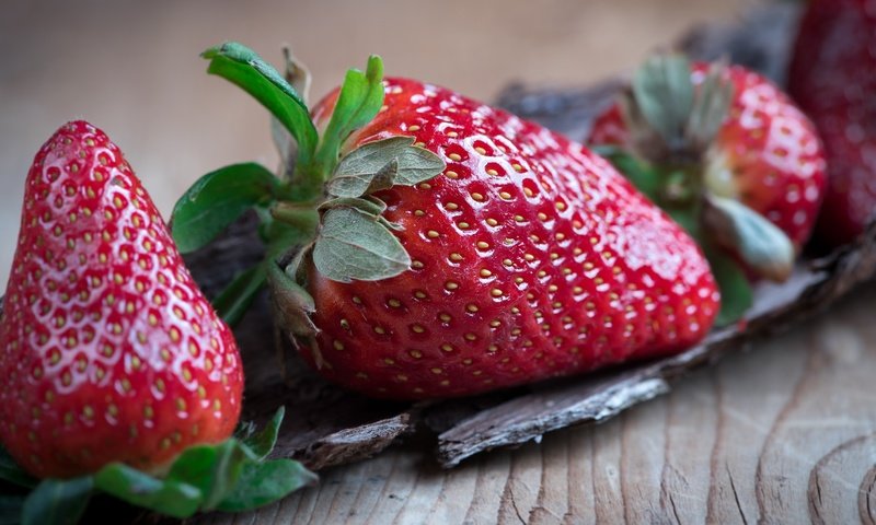 Обои макро, фон, клубника, ягоды, деревянная поверхность, macro, background, strawberry, berries, wooden surface разрешение 3000x1687 Загрузить