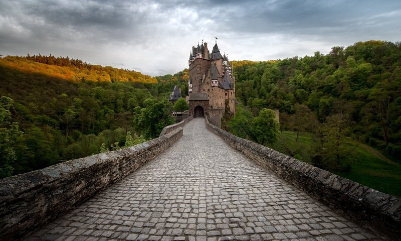 Обои деревья, горы, мост, замок, германия, замок эльц, trees, mountains, bridge, castle, germany, eltz castle разрешение 7153x4630 Загрузить