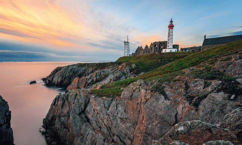 Обои небо, saint mathieu, камни, море, маяк, горизонт, рассвет, побережье, франция, the sky, stones, sea, lighthouse, horizon, dawn, coast, france разрешение 3484x1972 Загрузить