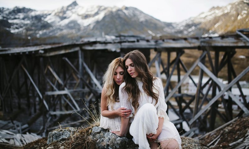 Обои природа, девушки, камень, белое платье, подруги, сидя, nature, girls, stone, white dress, friend, sitting разрешение 2048x1365 Загрузить