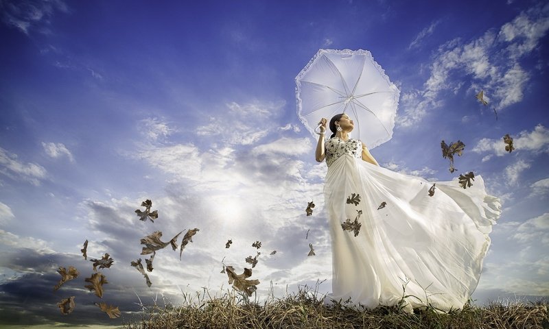 Обои небо, облака, девушка, луг, модель, зонтик, белое платье, the sky, clouds, girl, meadow, model, umbrella, white dress разрешение 2048x1305 Загрузить