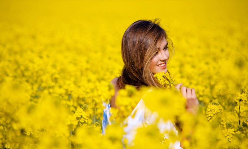 Обои цветы, девушка, улыбка, поле, настроения, flowers, girl, smile, field, mood разрешение 2560x1440 Загрузить