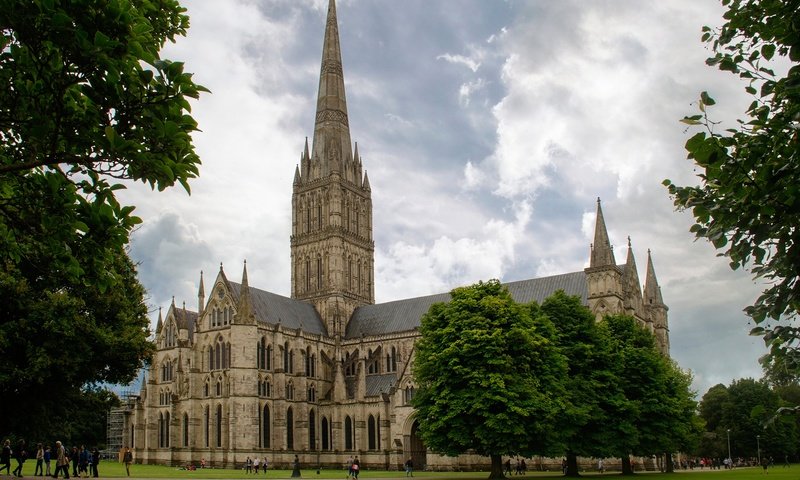 Обои трава, газон, облака, salisbury cathedral, деревья, зелень, парк, собор, англия, дворец, grass, lawn, clouds, trees, greens, park, cathedral, england, palace разрешение 1920x1364 Загрузить