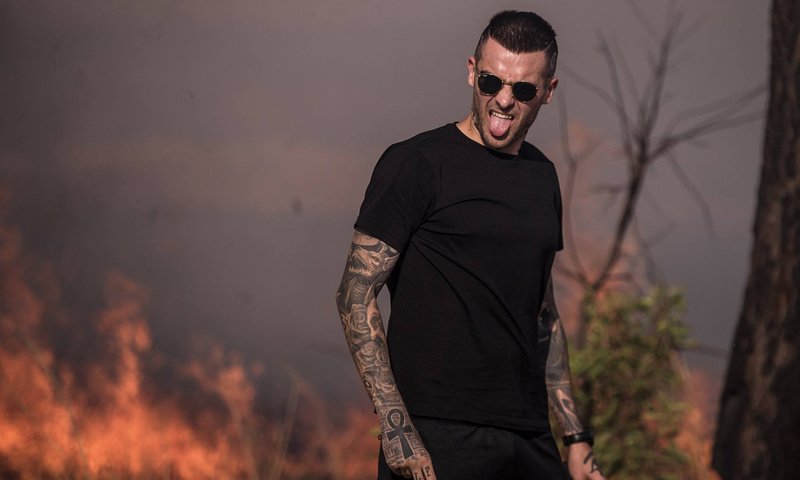 Обои очки, татуировки, мужчина, язык, брюнет, glasses, tattoo, male, language, brunette разрешение 1920x1200 Загрузить