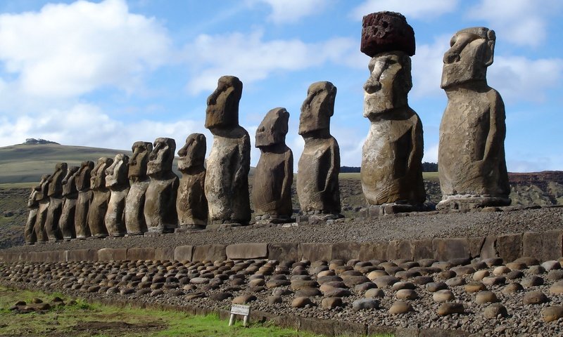 Обои остров пасхи, чили, истуканы, рапа-нуи, статуи моаи, easter island, chile, idols, rapa nui, the moai statues разрешение 2560x1400 Загрузить